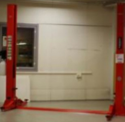 RAPEX: Vehicle hydraulic lift with two support columns - serious risk